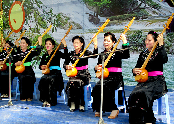 Câu lạc bộ hát Then, đàn Tính xã Trung Hà biểu diễn làn điệu Then cổ.