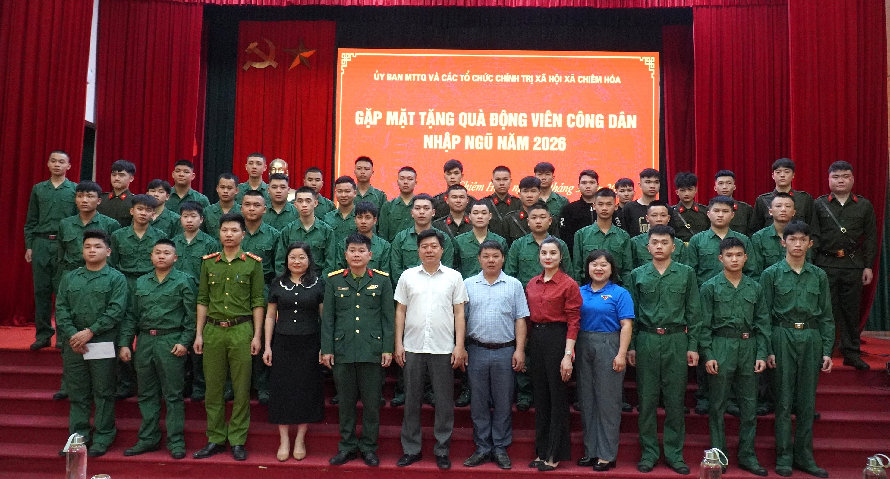 Các đại biểu chụp ảnh lưu niệm cùng các Tân binh